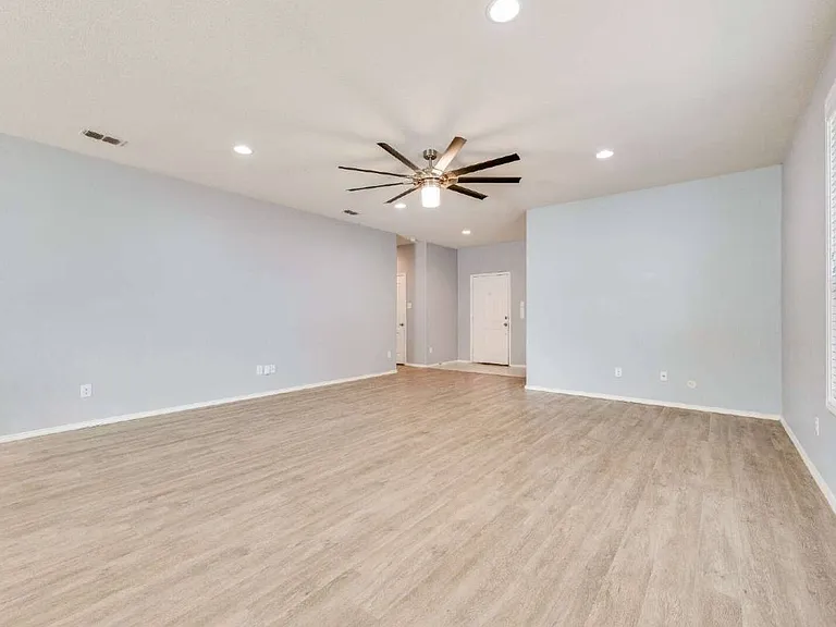 9004 Blackstone Dr — Photo 8