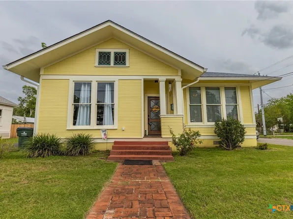 225 W Humphreys St, Seguin, TX 78155