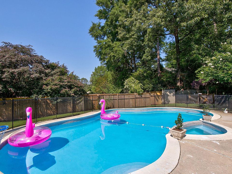 1st image of 4 Long Meadow Ln