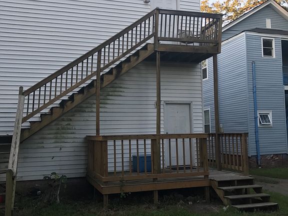 Outdoor Deck overlooking back yard