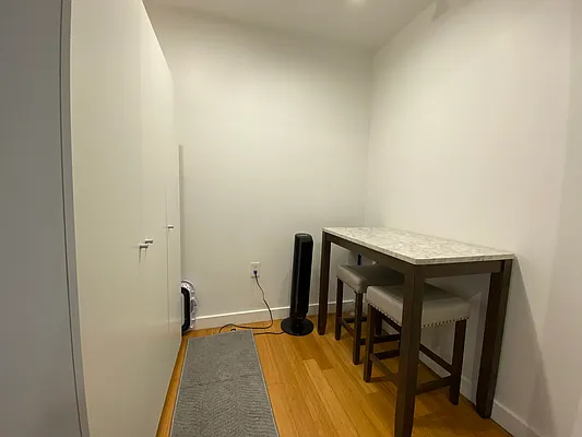 Sold by R New York | media 7