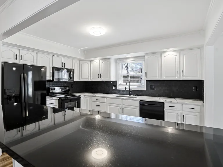 512 Lexington Blvd — Photo 16