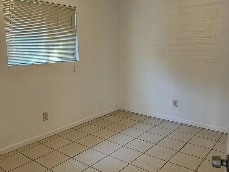 2205 E Blacklidge Dr — Photo 13