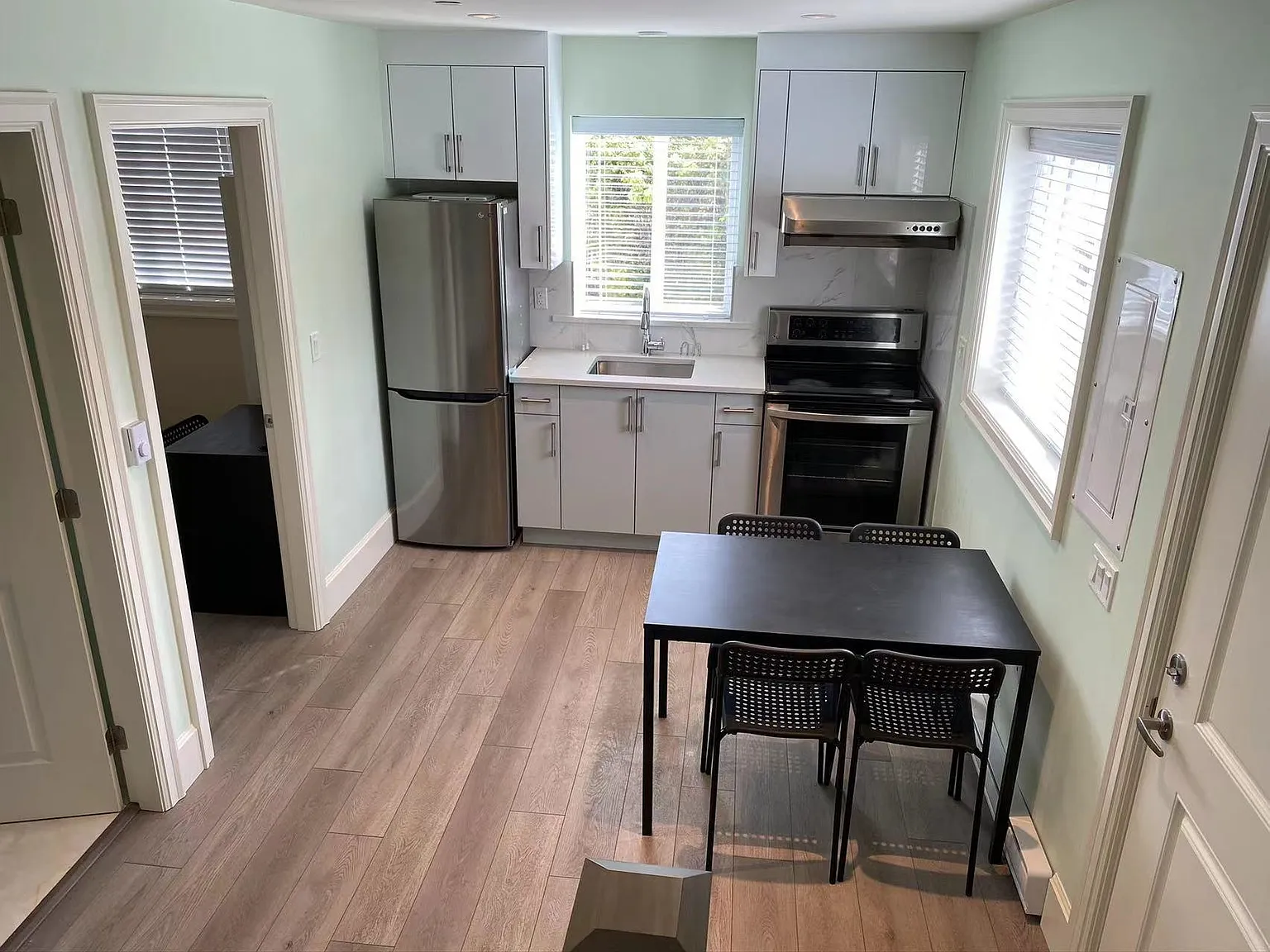 3 bed, 800 sqft, $2,500 — Photo 2