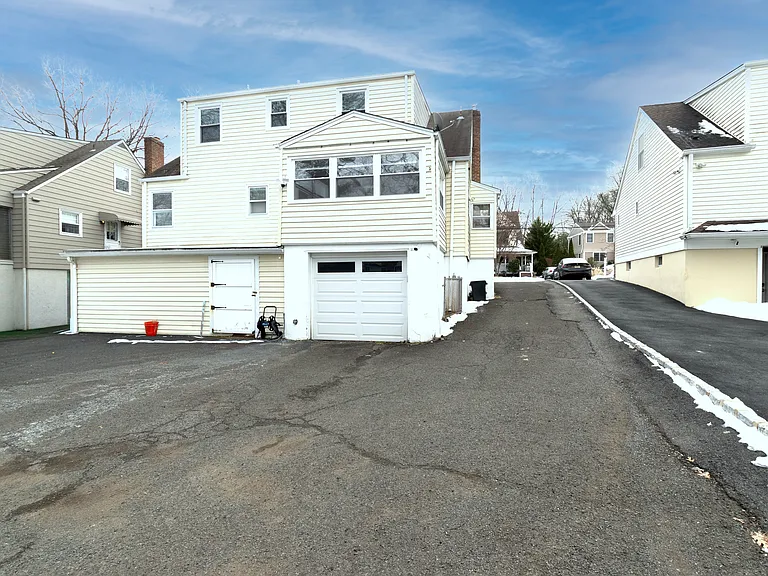 23 Gates Ave #2 — Photo 10