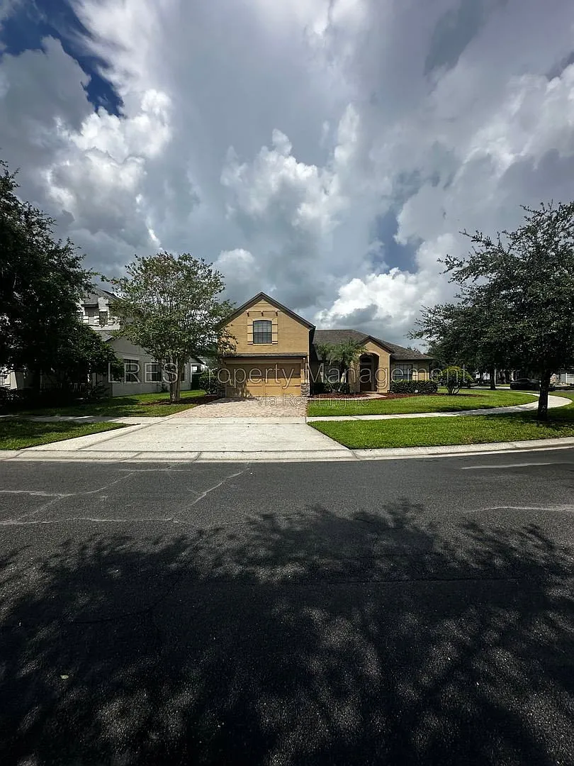5 bed, 3.0 bath, 2450 sqft, $3,200 — Photo 2