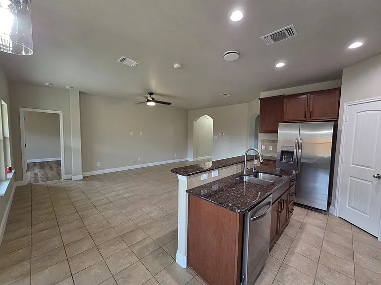 5202 Dauphin Dr — Photo 6