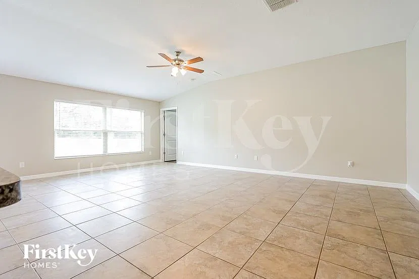 4 bed, 2.0 bath, 1935 sqft, $2,815 — Photo 4