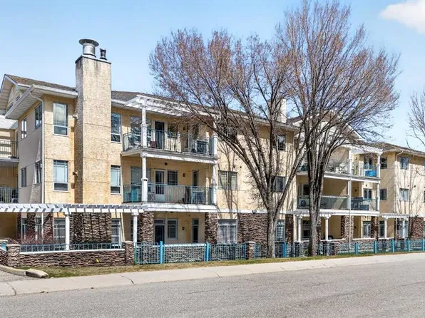 9449 E 19th St SW #215, Calgary, AB T2V 5J8