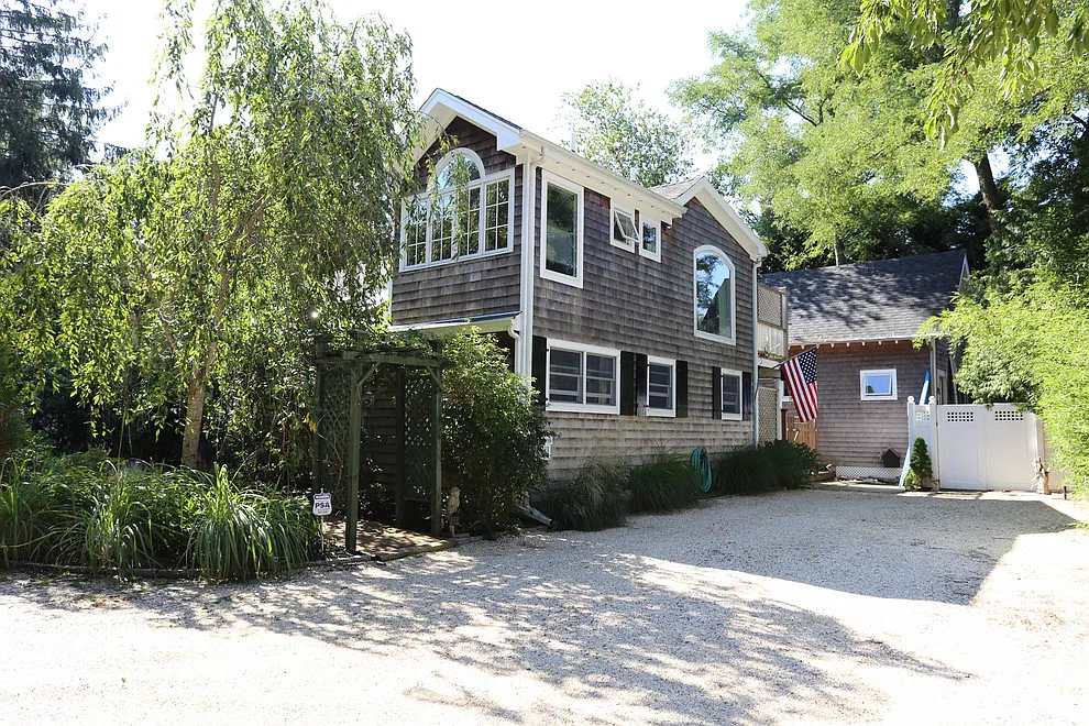 Charming home with secluded bay access and hidden beach — Photo 2