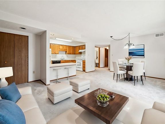 4th image of 613 Clubhouse Dr S