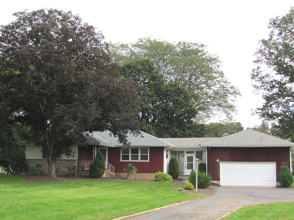 Front view w/2 car garage