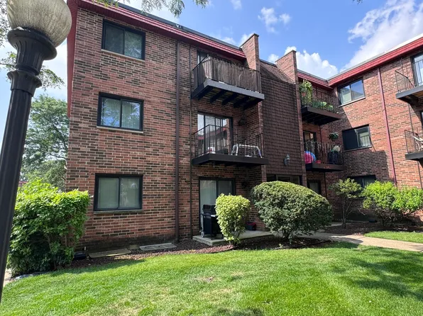 1785 W Algonquin Rd APT 2A, Mount Prospect, IL 60056