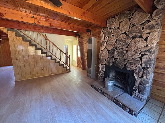 2nd image of 835 Hart Ln