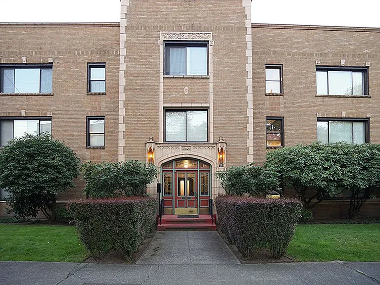 Sir Lancelot Apartments — Photo 1