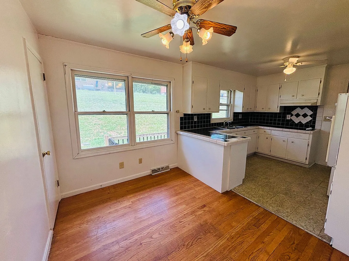 3 Bedroom, 1 Bath House — Photo 4