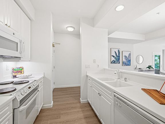 5th image of 1951 Ofarrell St APT 207