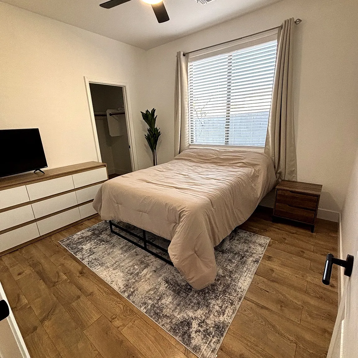 4 bed, 2300 sqft, $900 — Photo 1