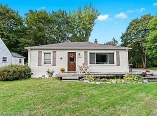 6402 Logan Rd, Waterford, MI 48329