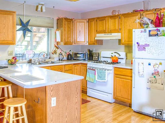 3rd image of 280 Willett Ct