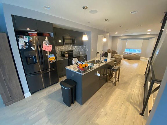 3rd image of 1526 W Stiles St #B