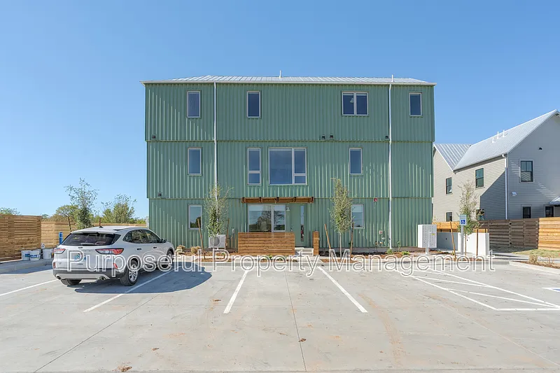 934 Hangar Dr — Photo 4