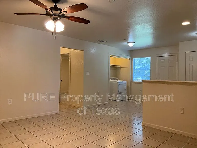 403 Hedgewood Dr #B — Photo 4