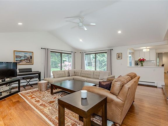 4th image of 7 White Birch Rd