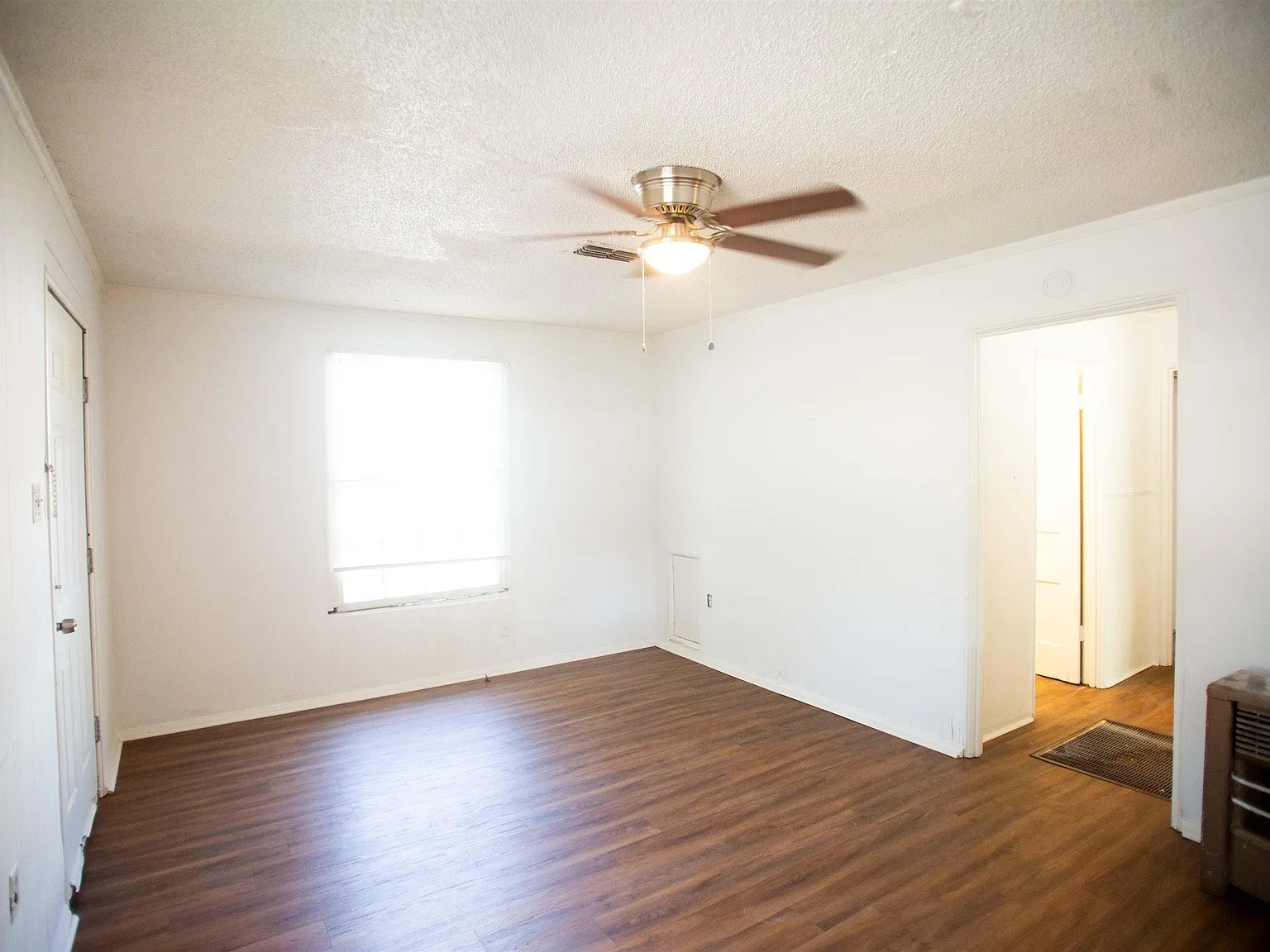 4 bed, 2.0 bath, 1600 sqft, $1,425 — Photo 2