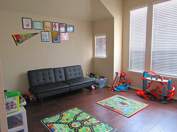 4th image of 2215 Liriope Ln