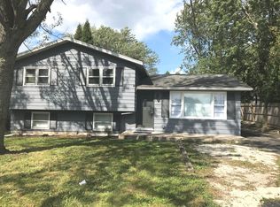 310 S Rosedale Ct, Round Lake, IL 60073