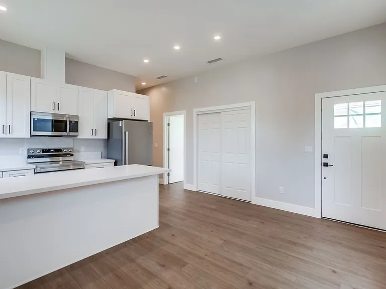 754 W 9th Ave — Photo 2