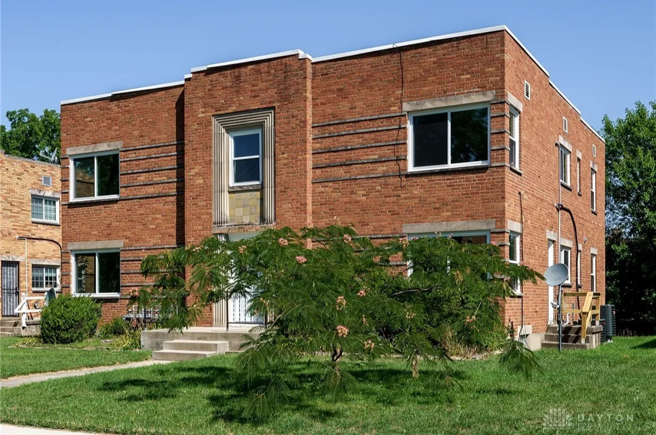 2 bed, 819 sqft, $1,300 — Photo 2