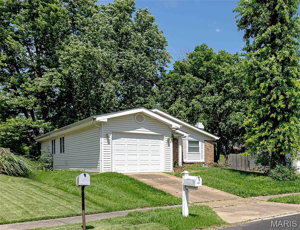 2675 Lindsay Ln, Florissant, MO 63031 | Zillow