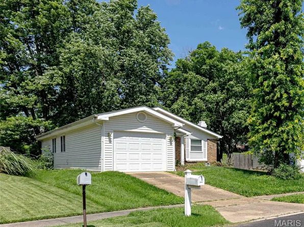 2675 Lindsay Ln, Florissant, MO 63031