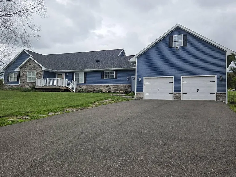 390 Tiona Rd — Photo 2