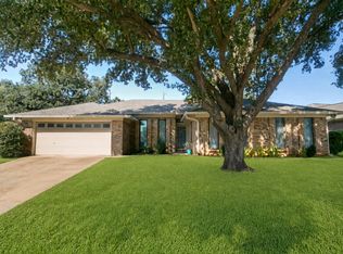 2077 Parkridge Dr, Hurst, TX 76054