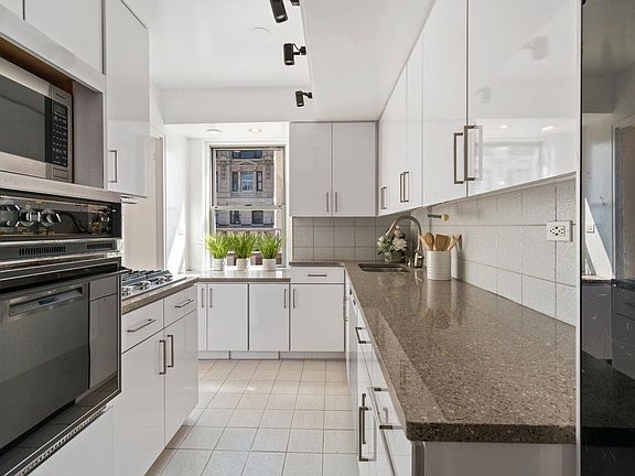 4th image of 3 W 14th St #2121