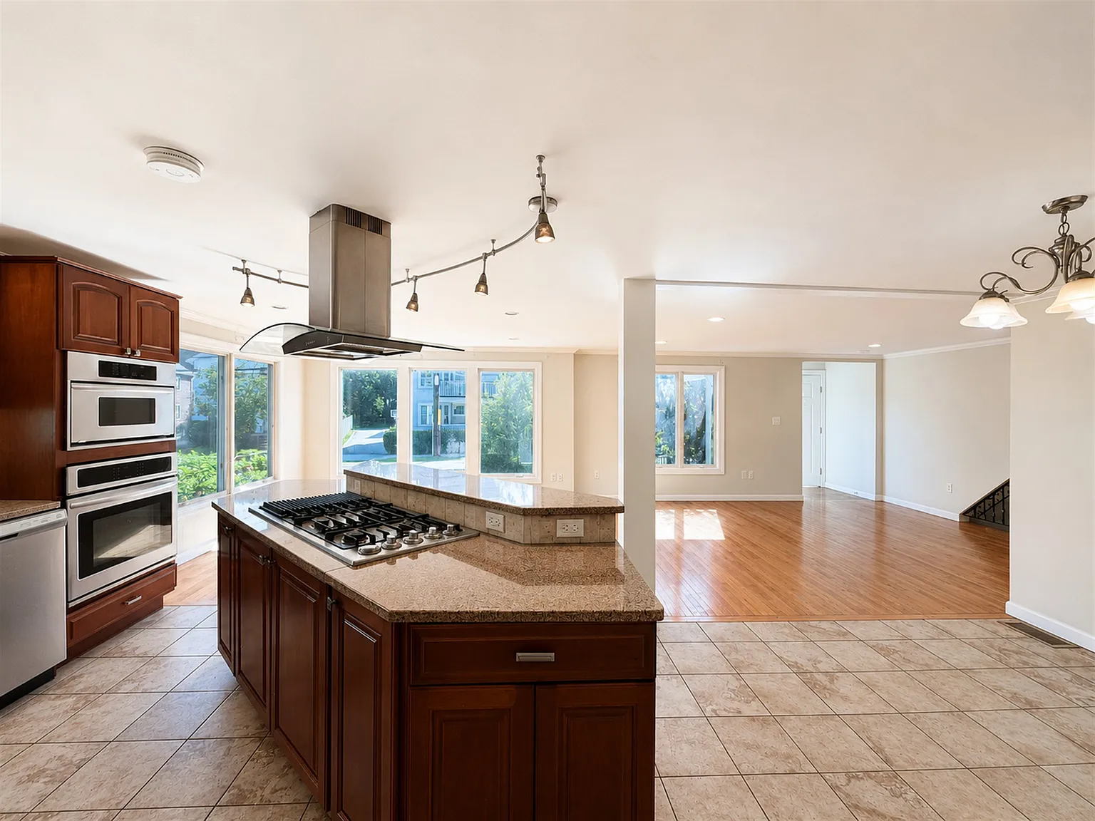 3 bed, 2.5 bath, 2200 sqft, $5,000 — Photo 1