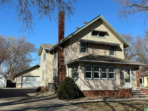 221 S University St, Vermillion, SD 57069