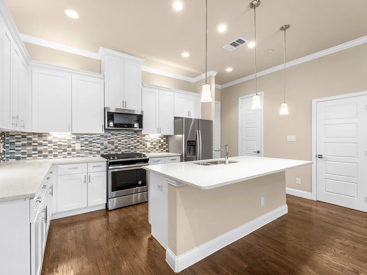 4 bed, 2245 sqft, $3,200 — Photo 4