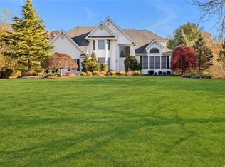 14 Honey Locust Ct, Dix Hills, NY 11746