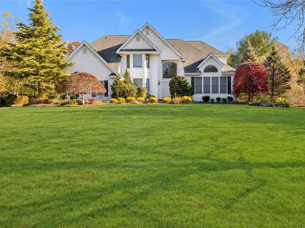 14 Honey Locust Court, Dix Hills, NY 11746