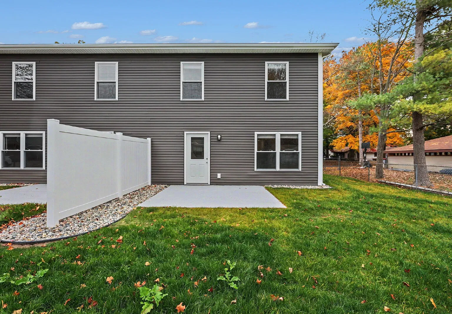 3 bed, 2.5 bath, 1900 sqft, $2,300 — Photo 3