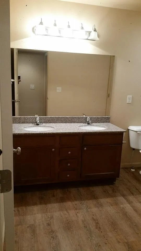 5 bed, 2200 sqft, $1,669 — Photo 2