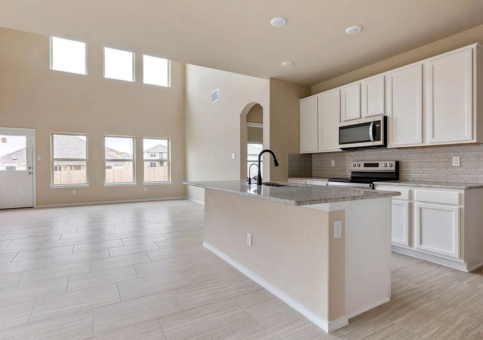 Like-New 4-Bedroom Home with Game Room & Large Private Backyard in New Braunfels — Photo 3