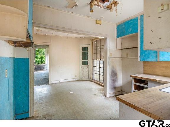 3rd image of 1565 Crescent Dr