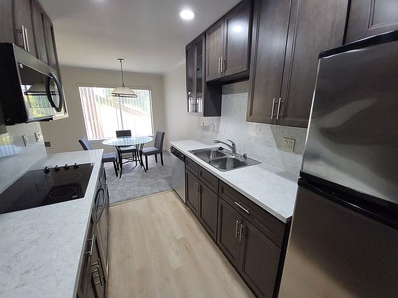 Dining area & kitchen