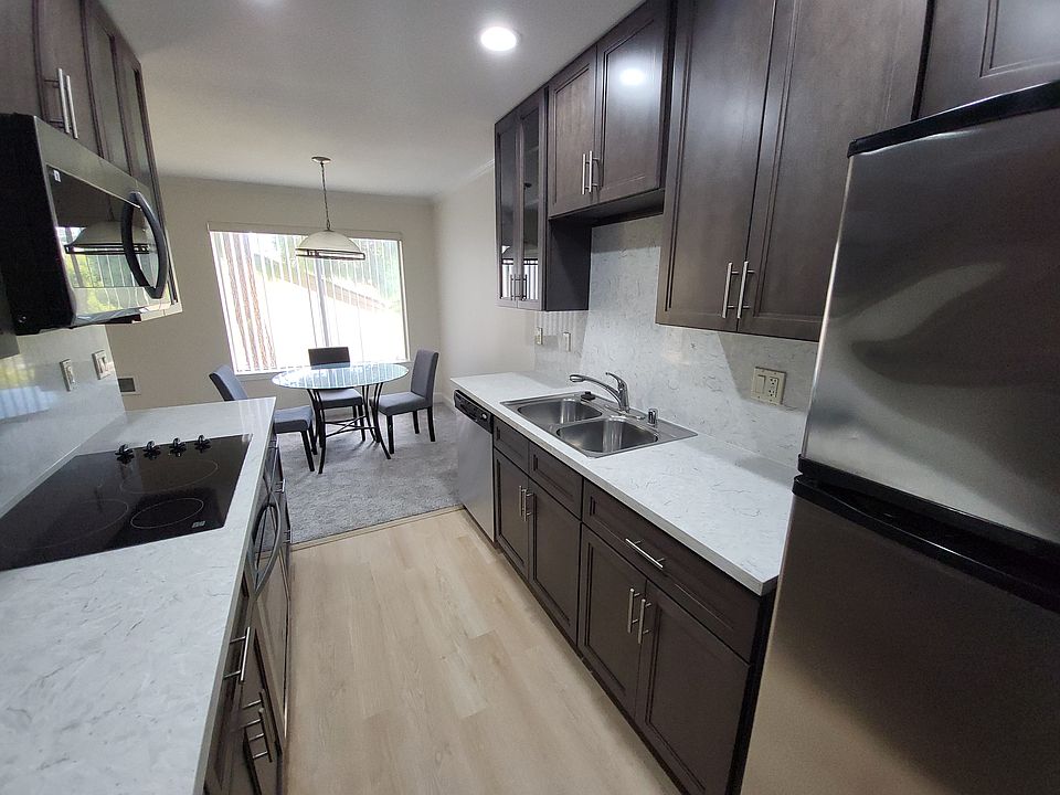 Dining area & kitchen