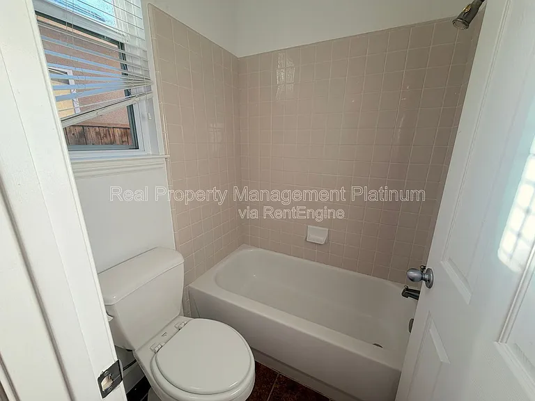 5801 W Chennault Ave — Photo 15